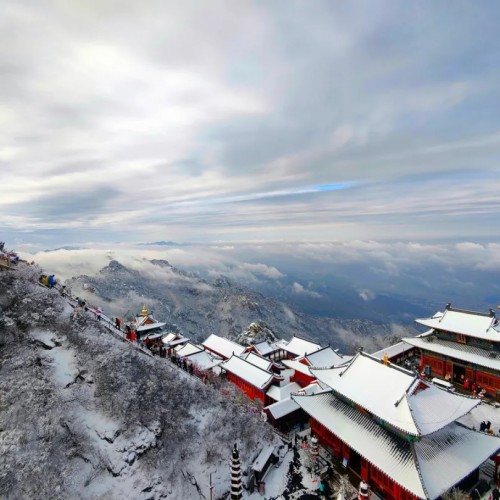 老君山景区已进入最佳冬日赏雪季，快来体验“童话世界”