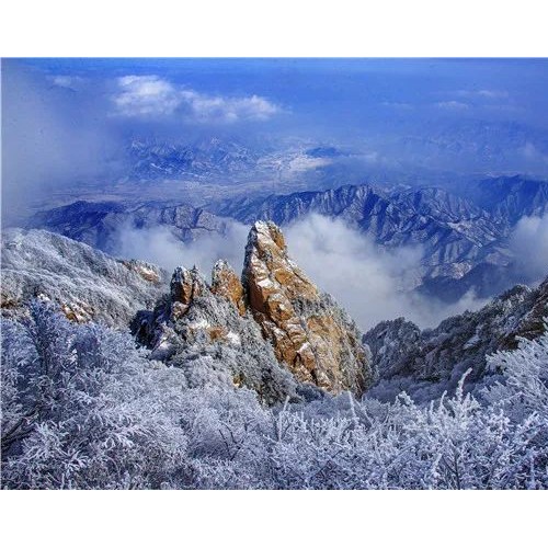 在雪花飘飞的季节，在诗词里欣赏老君山难得的雪景吧